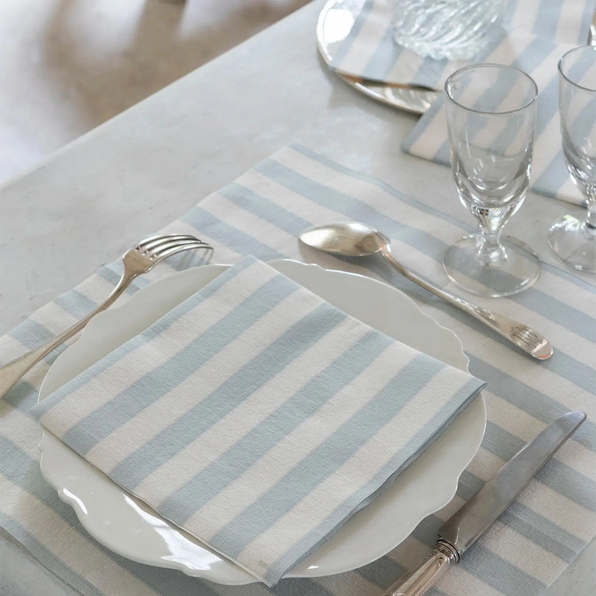 Grande Serviette en Intissé Rayure Bleu Gris - 40 x 40 cm