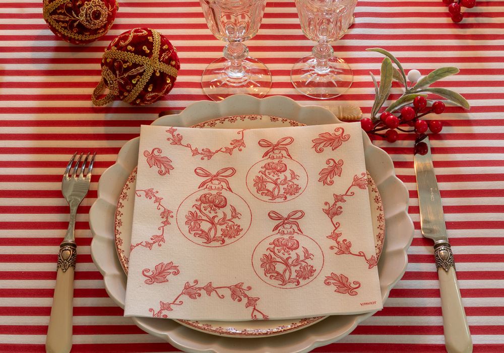 Discover our entire range of non-woven napkins for Christmas and New Year's decorations