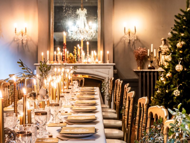 décoration table de noel serviettes en intissé or pliages